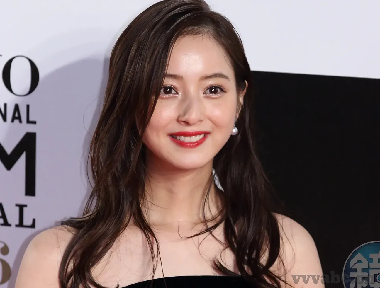 人妻美由纪-探寻人妻美由纪的独特魅力，细腻生活与坚韧内心的和谐共舞